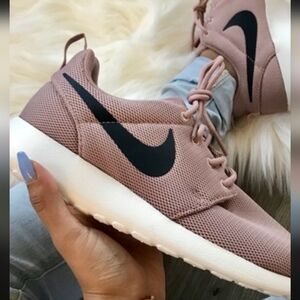 Nike Women's Mauve and Black Sneakers Size 11